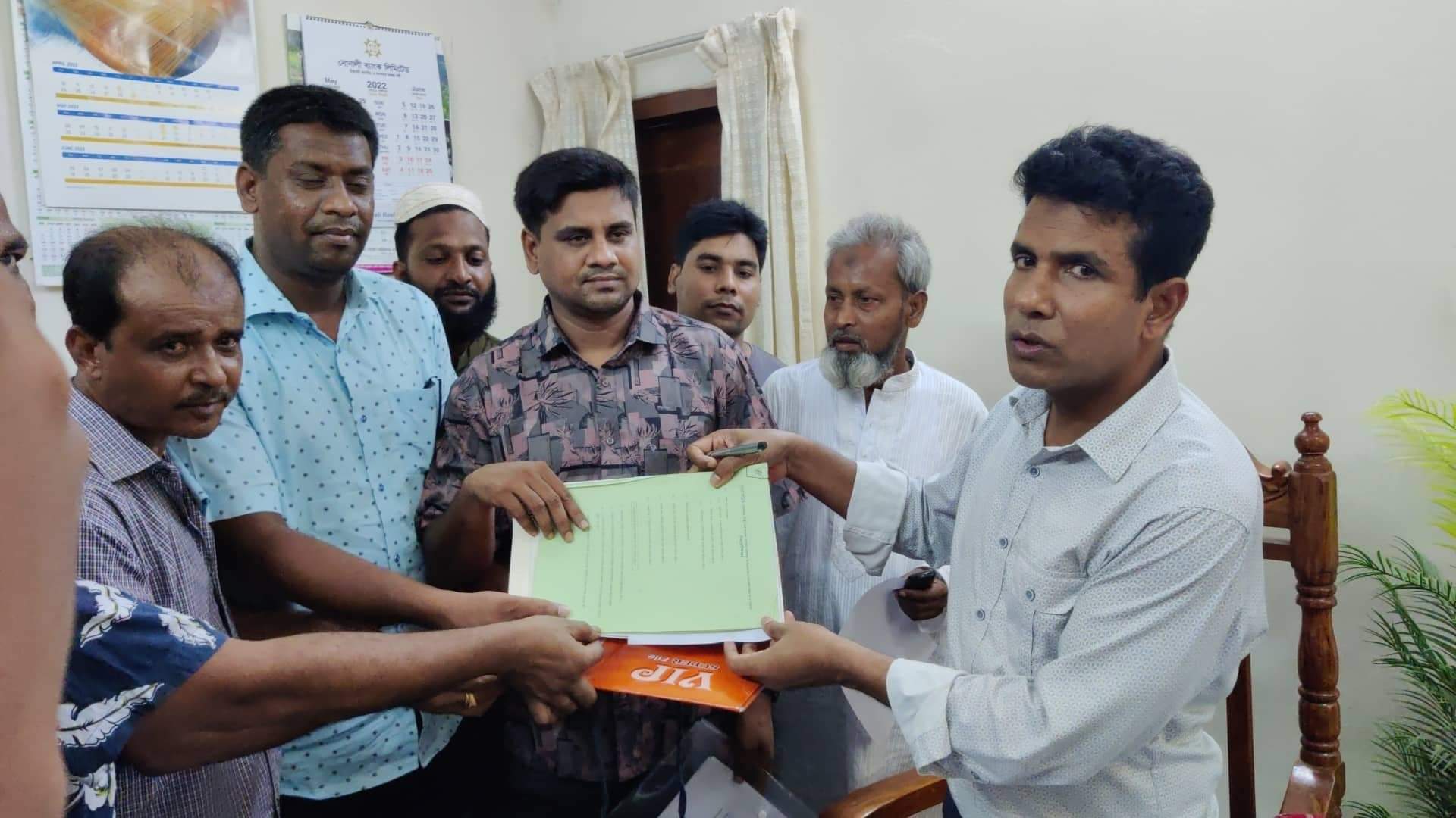 ৮ নং ওয়ার্ড কাউন্সিলর পদপ্রার্থী সাখাওয়াত হোসেন সবুজের মনোনয়নপত্র জমা।