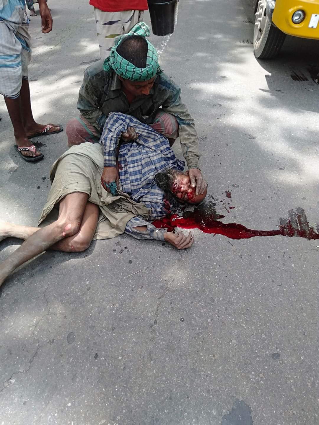 ঢাকা-বরিশাল মহাসড়কের রাজৈর থানা কামালদী ব্রিজ সংলগ্নে বাস চাপায় নিহত ১।