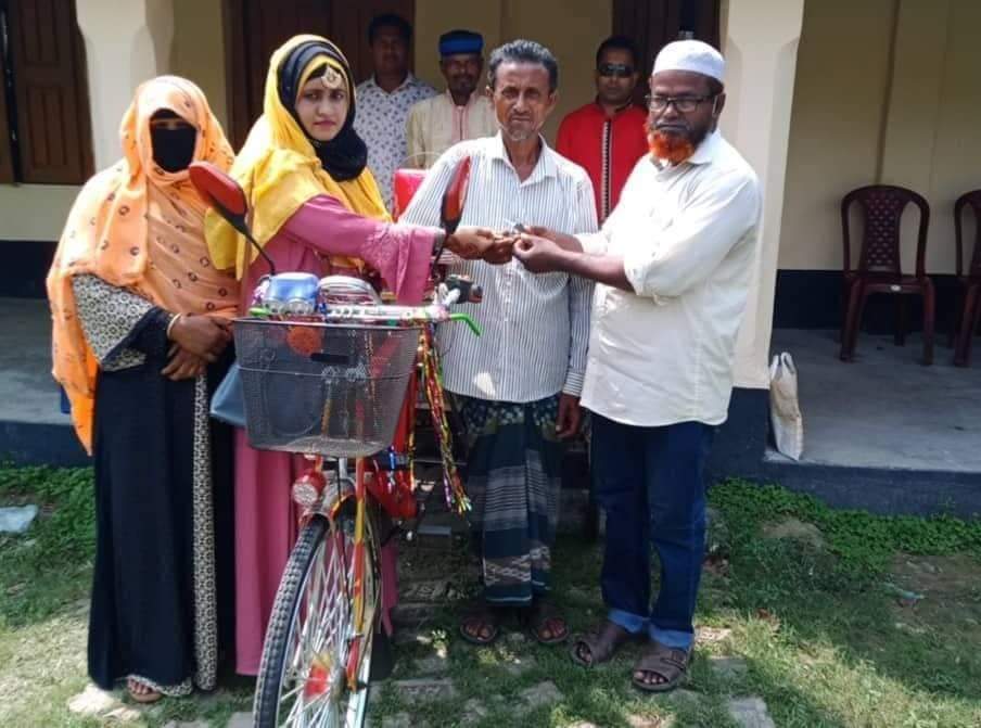 ঝিকরগাছার বাঁকড়ায় অসহায় ভ্যান চালককে মটর ভ্যান দিলেন উদ্ভাবক মিজান