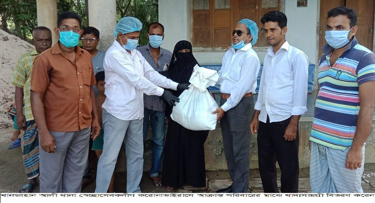 করোনা আক্রান্ত পরিবারের সাহায্যে খানজাহান আলী থানা স্বেচ্ছাসেবকলীগ ।