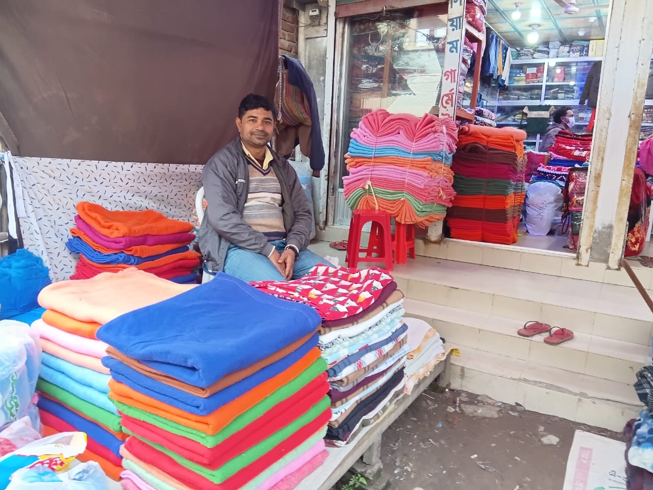 শীতে গরমের উষ্ণতা পেতে এক টুকরো শীতবস্ত্র কত প্রয়োজন তা একমাত্র শীতে কষ্ট পাওয়া লোকেরাই বোঝে।তাই তো শীতের গরম কাপড় পেতে ছুটছে শীতবস্ত্রের দোকানে।