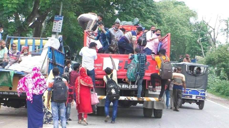 ঝিনাইদহ থেকে ভোগান্তী উপেক্ষা করে ঢাকা যাচ্ছে মানুষ।