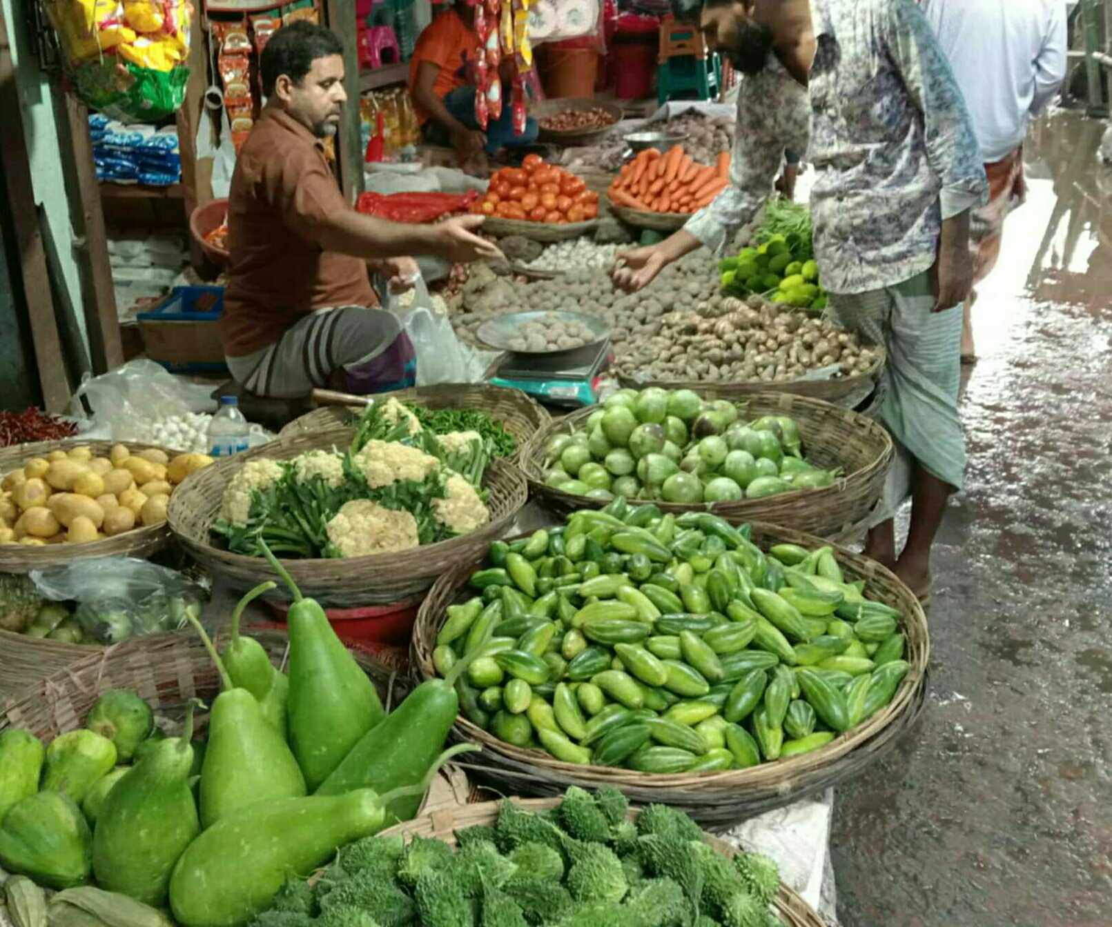 সলঙ্গায় ব্যবসায়ীদের জরিমানা।