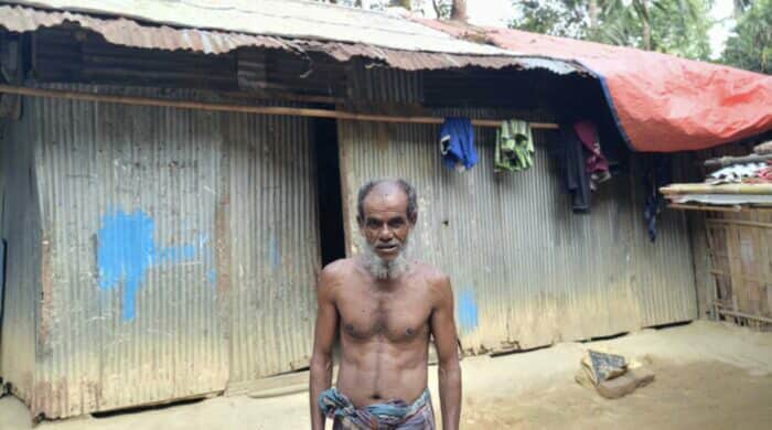 ভাঙ্গা ঘরে কষ্টে দিন কাটছে দীঘিনালার অসহায় আহমদ আলী পরিবারের