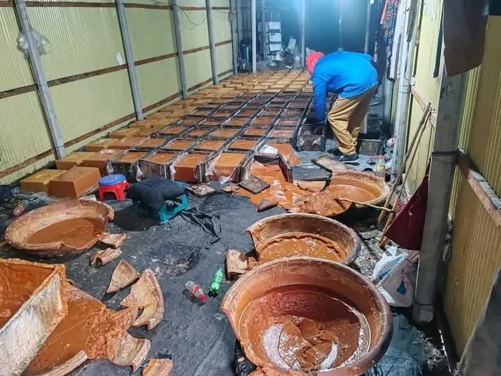 বাঘায় ৬০০ কেজি ভেজাল গুড় ও তৈরীর উপকরণ ধ্বংস