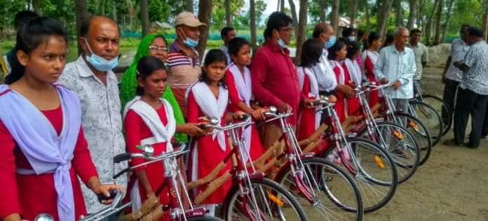 নড়াইলের গু’য়াখোলা মাধ্যমিক বিদ্যালয়ের ১০জন মেধাবী ছাত্রী পেলো ‘বাই-সাইকেল।