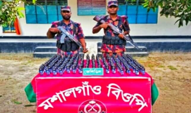 ঠাকুরগাঁও হরিপুরে সীমান্তে ২শ’ বোতল ফেনসিডিল আটক।