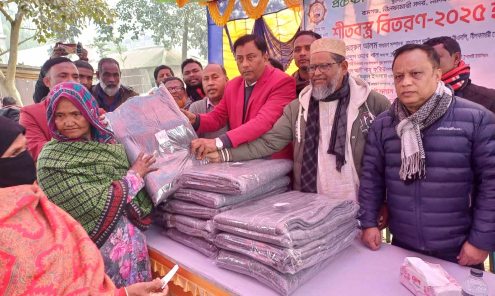 নীলফামারীতে প্রচেষ্টা সামাজিক ফাউন্ডেশনের শীতবস্ত্র বিতরণ।