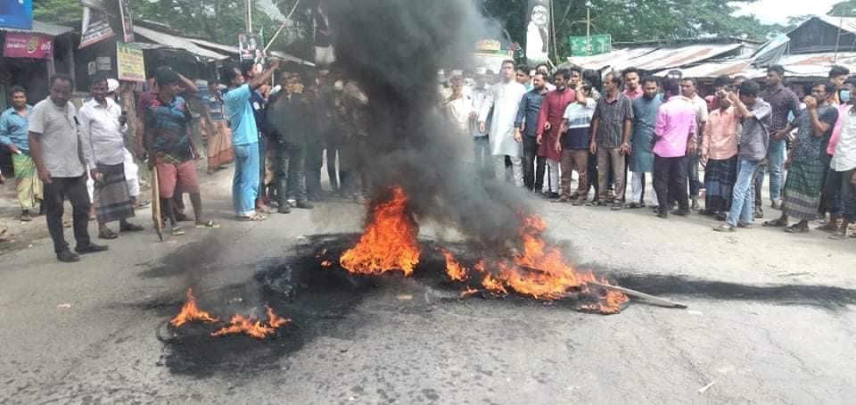 ডাসারে মুক্তিযোদ্ধাকে লাঞ্চিত, প্রতিবাদে সড়ক অবরোধ।