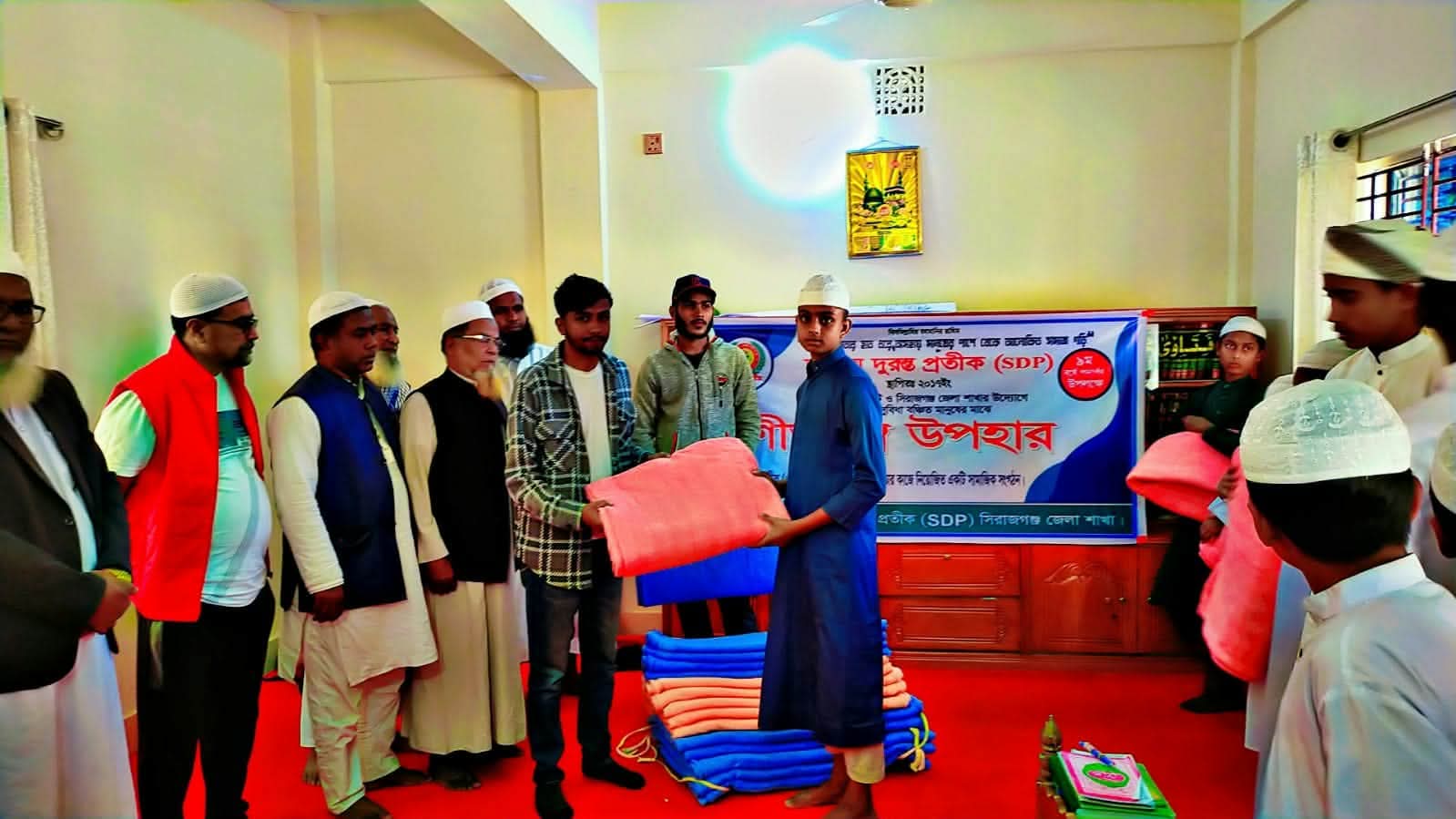 স্বপ্নময় দুরন্ত প্রতীক" সংগঠনের উদ্যোগে শীতবস্ত্র বিতরণ