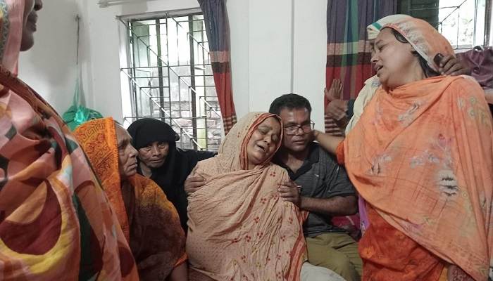 সার্টিফিকেট আনতে গিয়ে লাশ মিমি, কাঁদছে অবুঝ শিশু মিমির মেয়ে