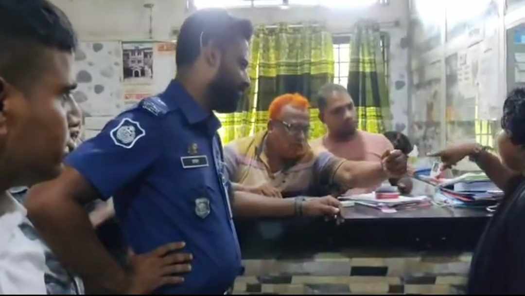 বড়াইগ্রামে ভোক্তা অধিকারের অভিযান মেয়াদোত্তীর্ণ ঔষধ উদ্ধার, তথ্য সংগ্রহে সাংবাদিকদের বাধা।