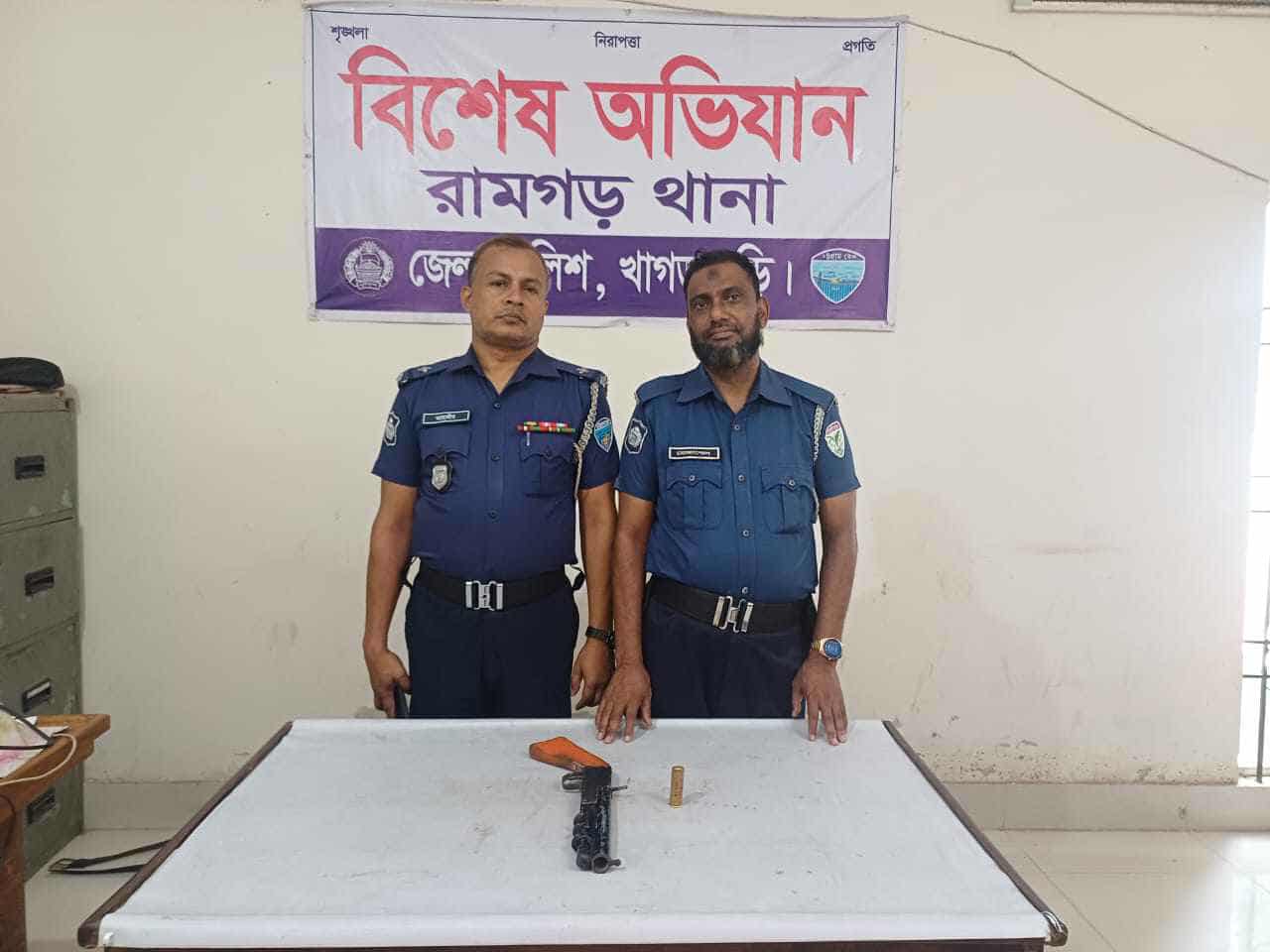 রামগড়ে দেশীয় অস্ত্র এলজি ও কার্তুজ উদ্ধার।