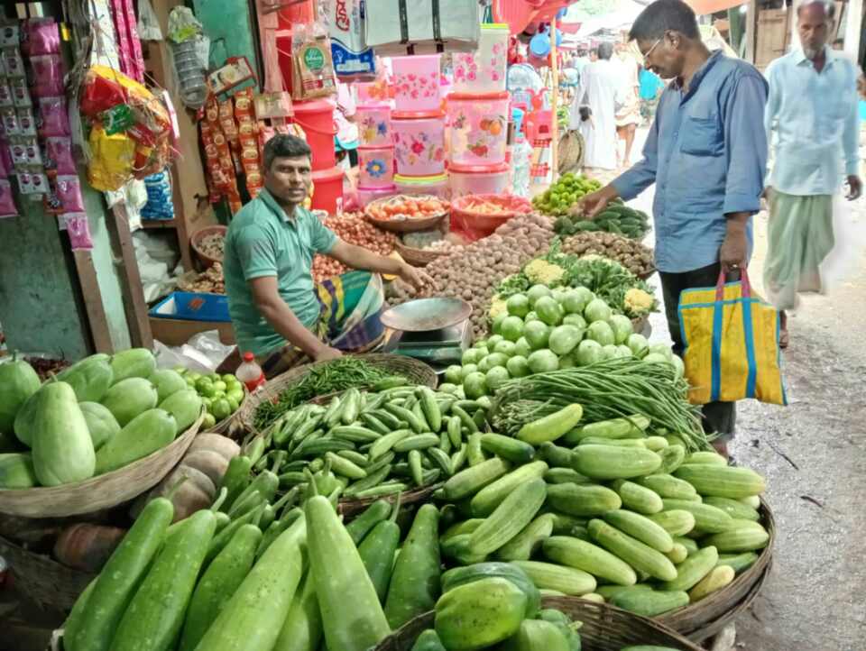 সলঙ্গায় সবজির দাম চড়া।
