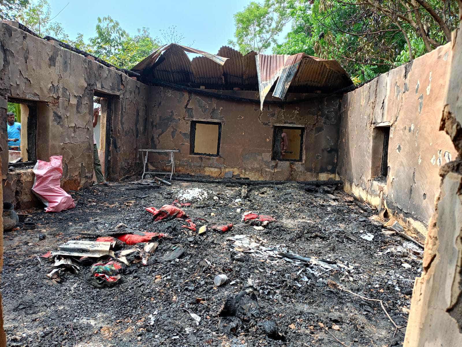 রামগড়ে গভীর রাতে দুই বসতবাড়ি আগুনে পুড়ে ছাই, ক্ষতি ১০ লাখ।