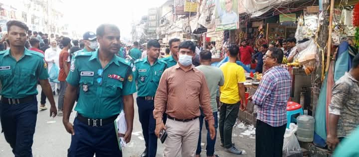রাজধানী নিউমার্কেট থানাধীন এলাকায় ডিএমপির রমনা বিভাগের বিশেষ অভিযানে রাস্তা ও ফুটপাত থেকে অবৈধ ভাসমান দোকান উচ্ছেদে মালামাল জব্দ, আটক-১০