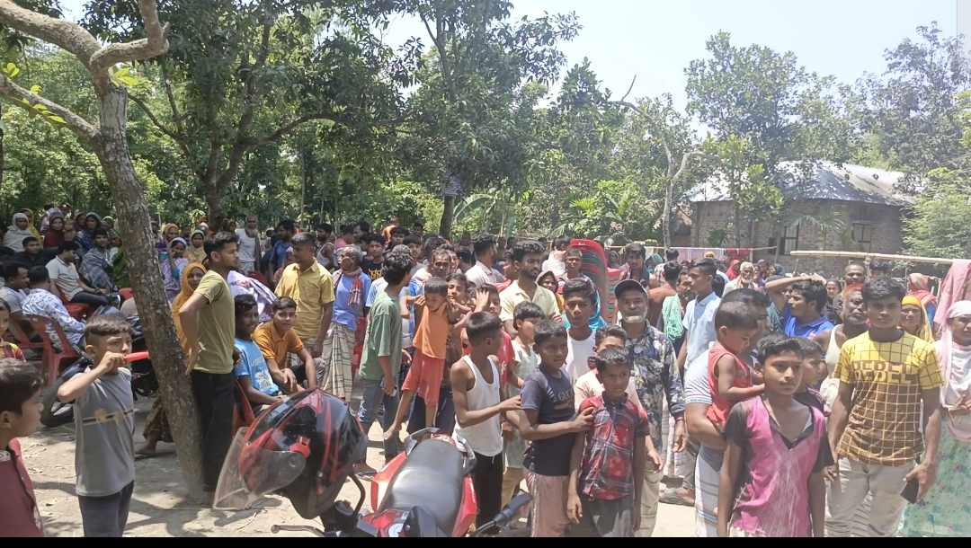 ইউপি মেম্বারের বিরুদ্ধে ধর্ষণের মিথ্যা অভিযোগ ক্ষুদ্বএলাকাবাসী