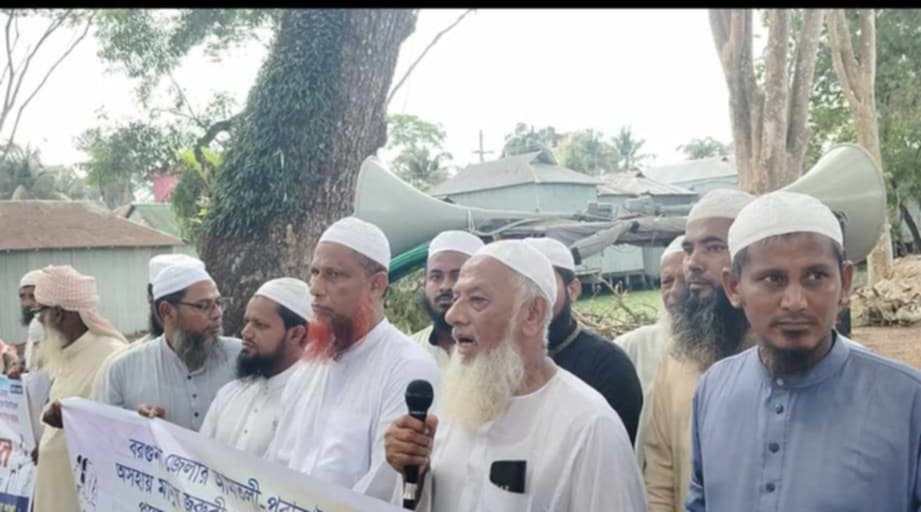 আমতলীতে খেয়াঘাটের ভাড়া কমানোর দাবীতে মানববন্ধন ও স্মারকলিপি প্রদান!।