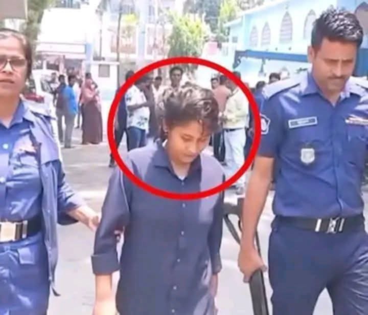 নিজ বাবাকে খুন করে ৯৯৯ কল তরুণীর।