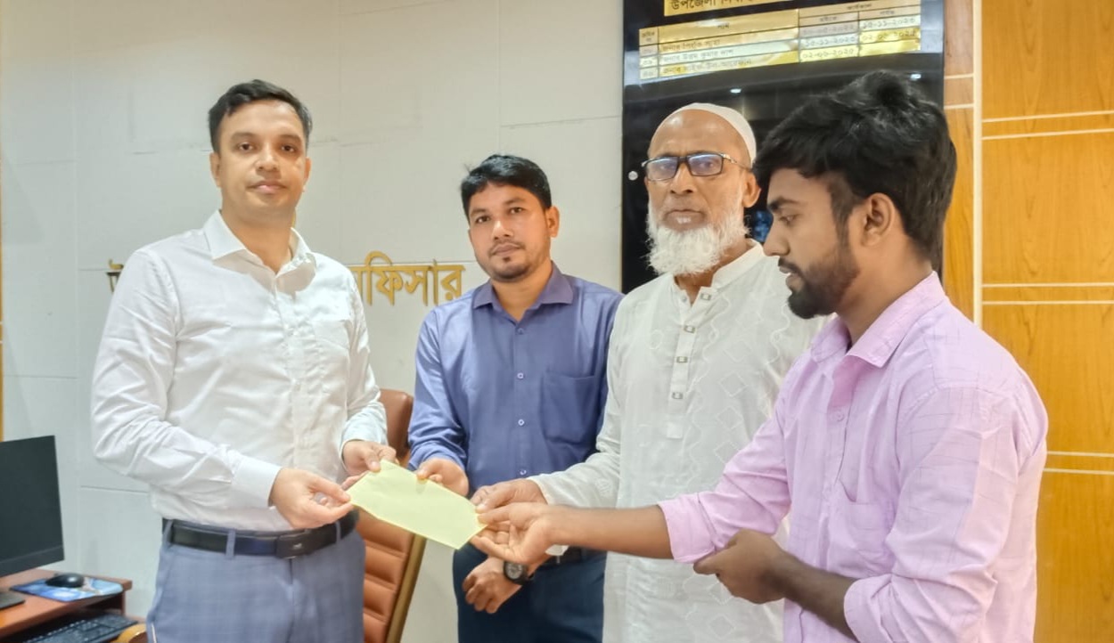 অস্বচ্ছল মেধাবী শিক্ষার্থীর ভর্তির দায়িত্ব নিলেন কালকিনি উপজেলা প্রশাসন