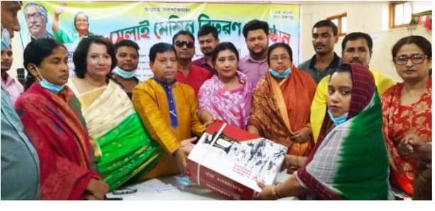 মধুখালীতে ব্যাক্তি উদ্যোগে সেলাই মেশিন বিতরণ।