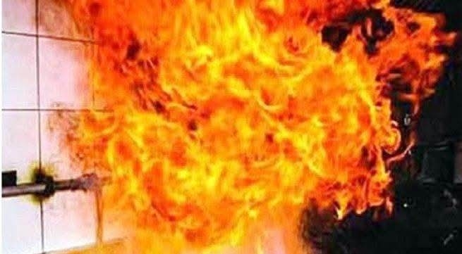 যশোর শার্শা খামারপাড়া গ্রামে আগুনে পুড়ে ছাই নারীর বসতঘর।