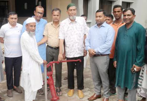 পীরগঞ্জে দরিদ্র ২০টি পরিবারের মাঝে বিনামুল্যে একটি করে টিউবওয়েল বিতরণ।