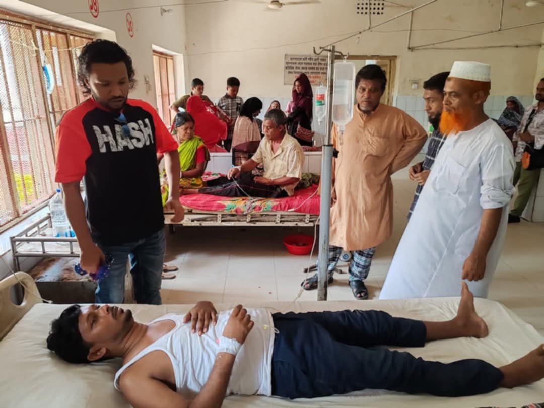 মাদারীপুরের রাজৈর এ সাংবাদিক এস এম ফেরদাউস এর উপর অতর্কিত হামলা।