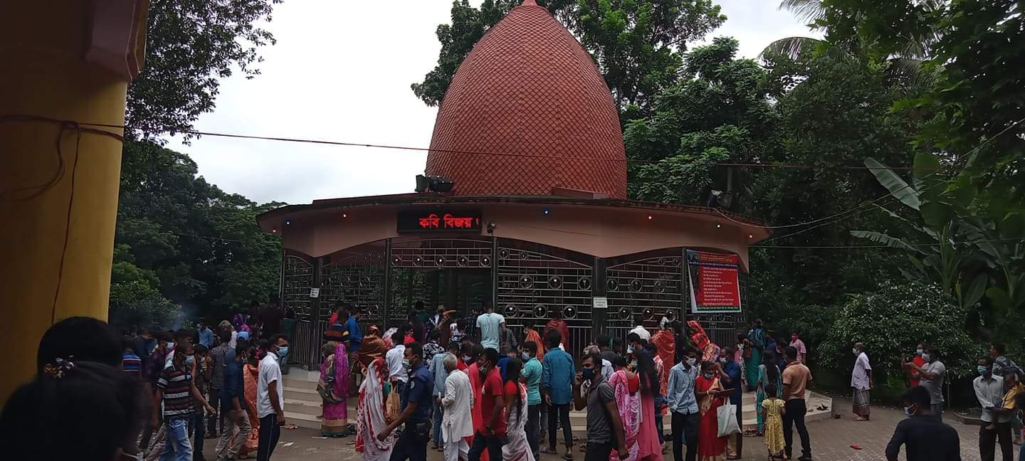 আগৈলঝাড়ায় ঐতিহ্যবাহী  গৈলার কবি বিজয় দাশ গুপ্তের মনসা মন্দিরে পূজা অনুষ্ঠিত।