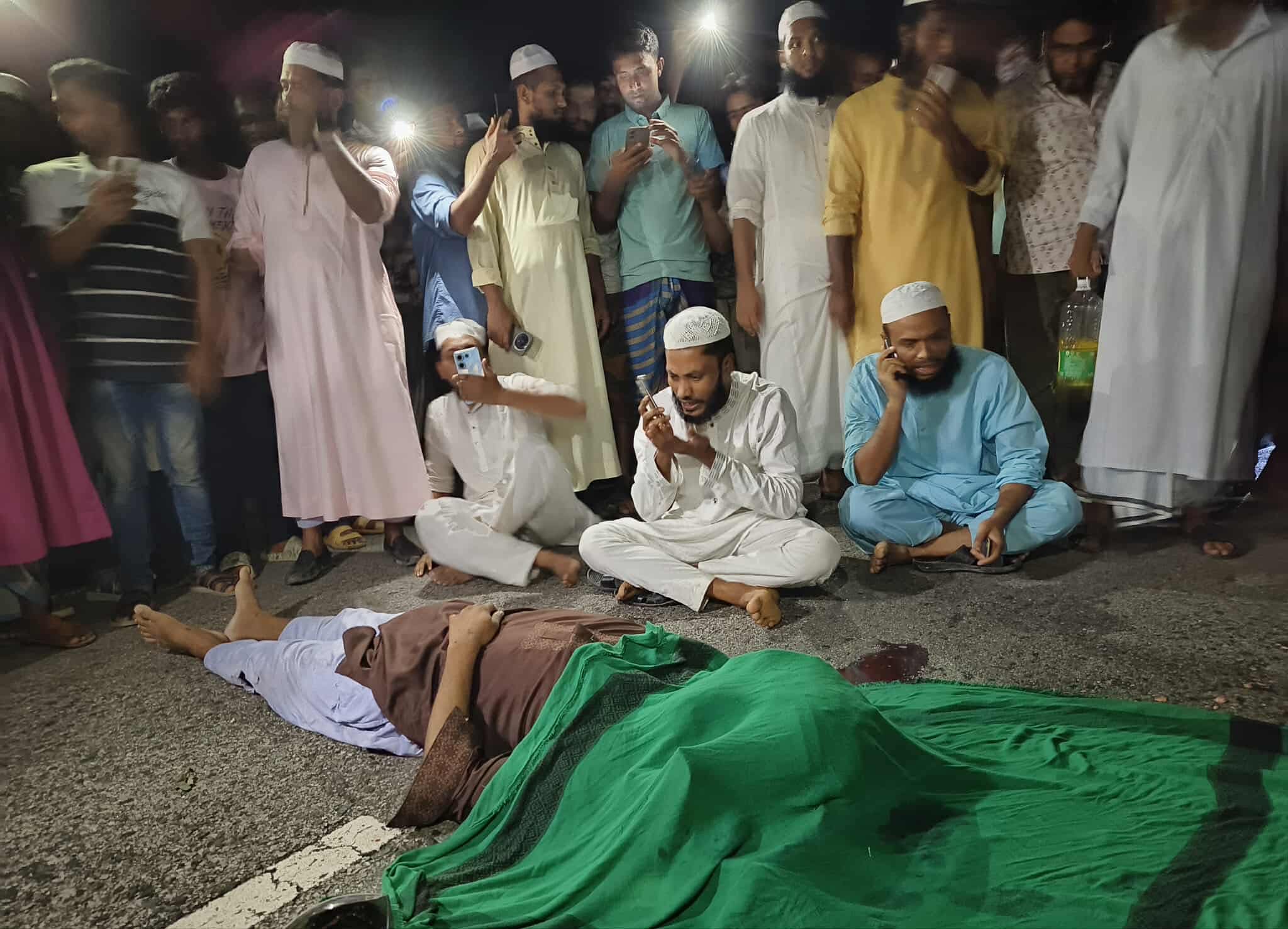 আমতলিতে জুলাই গণঅভ্যুত্থান কর্মসূচী পালন শেষে বাড়ী ফেরার পথে সড়ক দুর্ঘটনায় ইশা আন্দোলনের নেতা   রেজাউল করিম নিহত, সড়ক অবরোধ।