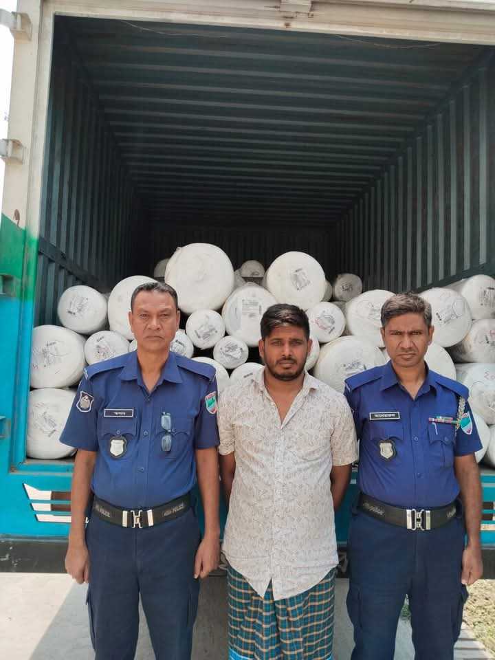 বেনাপোল লুন্ঠিত মালামাল সাতক্ষিরা থেকে ১০৪ রোল কটন ফ্রেব্রিক্স ও কভার ভ্যান উদ্ধার, মূলহোতা সহ গ্রেফতার-২।