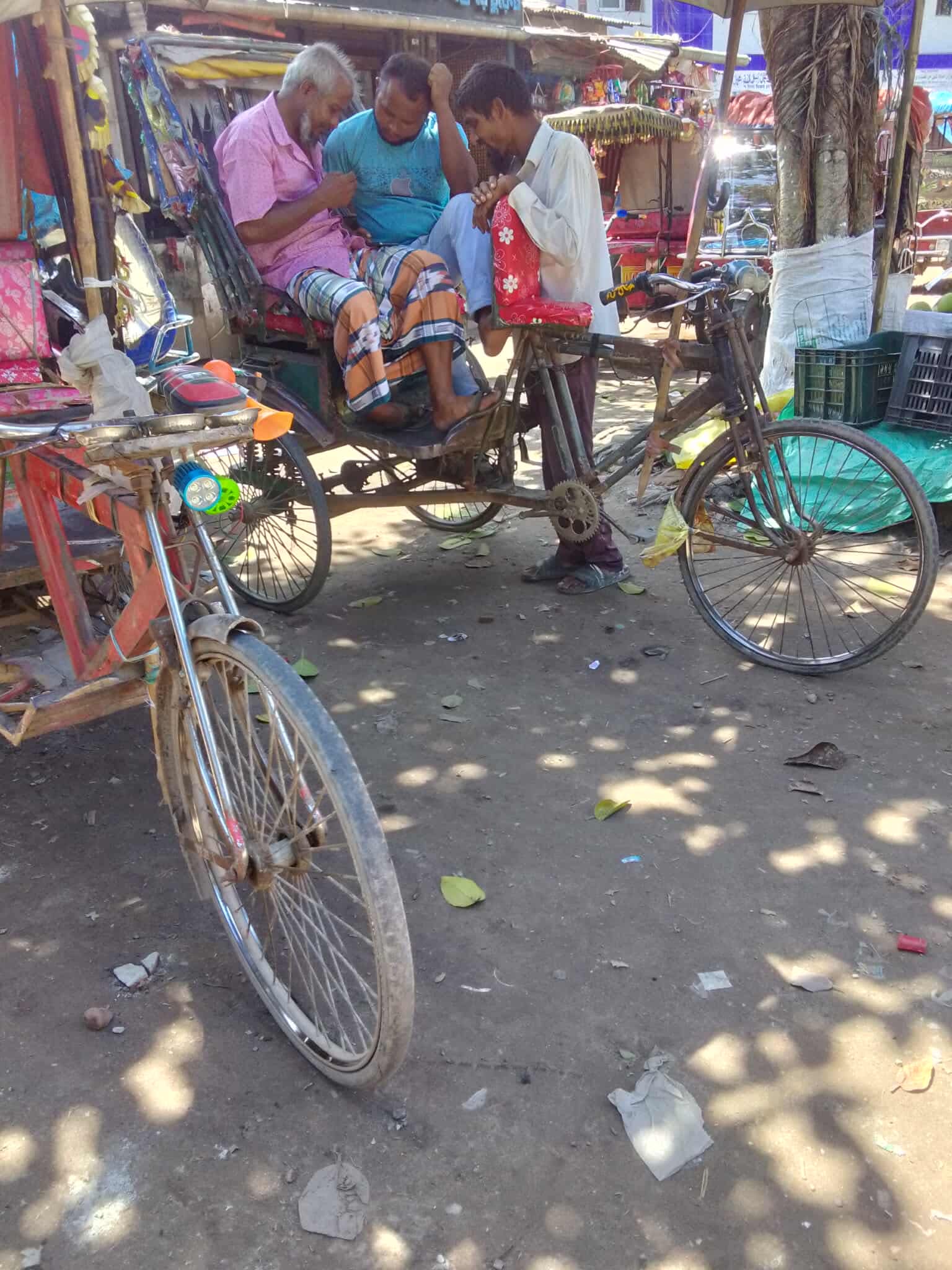 রংপুরের বদরগঞ্জ স্টেশন চত্বরের সামনে রিকশার উপর লুডু খেলার বাজি, উদ্বিগ্ন স্থানীয়রা।