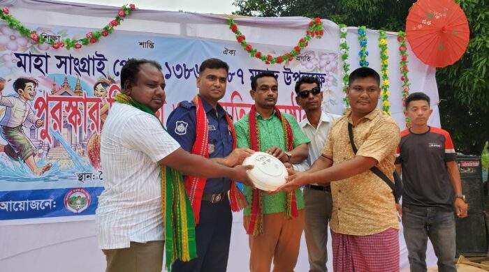 মাটিরাঙার বড়নালে ঐতিহ্যবাহী ‘ধ’ খেলায় মেতেছে মারমা জনগোষ্ঠি।