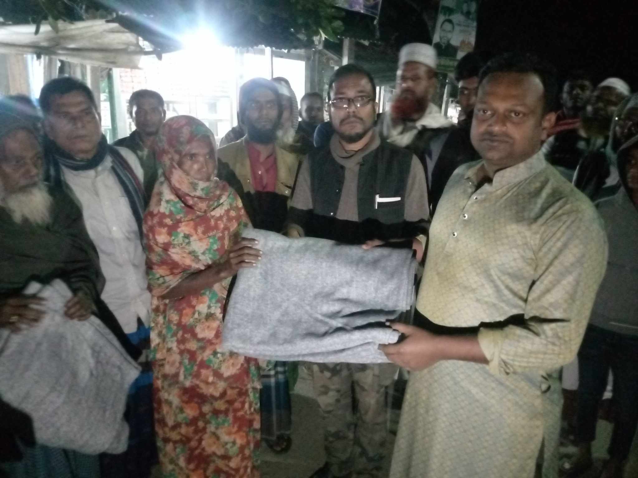 খুলনার কয়রায় ছিন্নমূল ও অসহায় মানুষের পাশে শীতের কম্বল বিতরণ করেন   নির্বাহী ম্যাজিস্ট্রেট বি ,এম তারিক উজ জামান