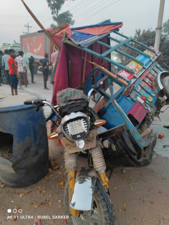 সলঙ্গায় ট্রাক-অটোভ্যানের মুখোমুখি সংঘর্ষে নিহত ২, আহত ৫.