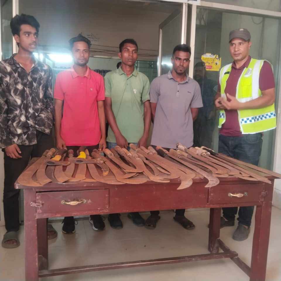 গৌরীপুরে দেশীয় অস্ত্রসহ বিএনপি'র মনোনয়ন বঞ্চিত হিরণের মদদপুষ্ট সন্ত্রাসী আটক ৪।